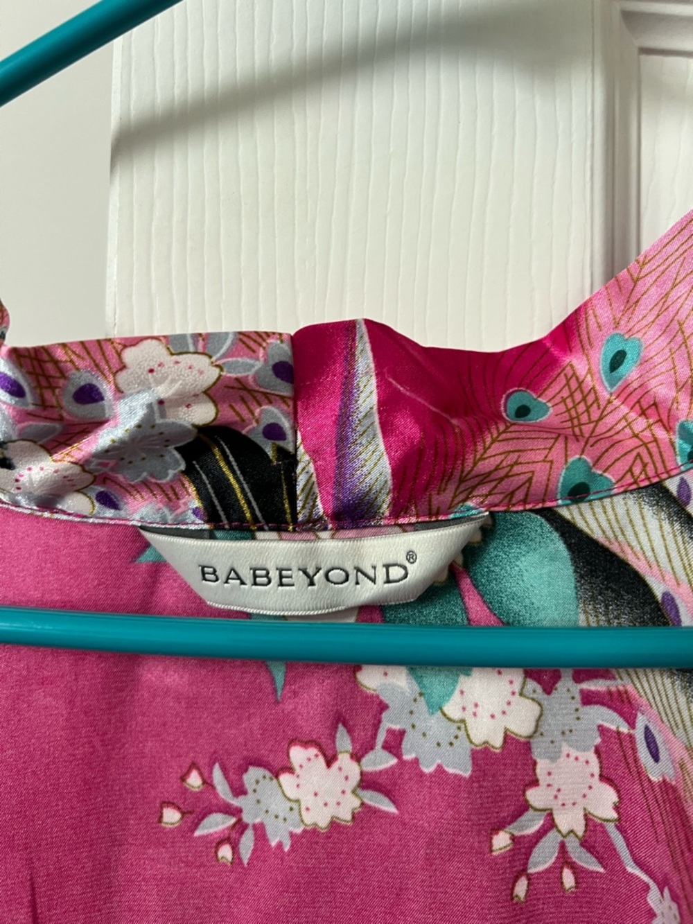 ◻️BABEYOND: Women’s M, pink kimono style bathrobe w/peacock accent, preowned◻️ - Picture 2 of 14
